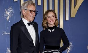 (ВИДЕО) Се венчале во 2010 година – Харисон Форд открил едноставно, но важно правило во неговиот брак: „Не ѝ кажувам на жена ми што да прави“