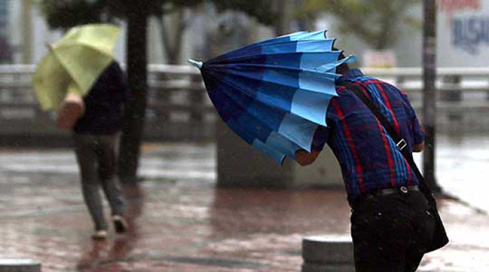 Локални врнежи од дожд, снег на планините и пад на температурите