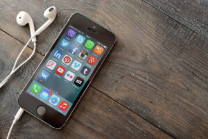 Хороскопски знаци што не го пуштаат телефонот од рака