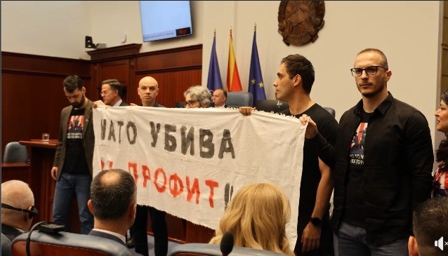 (ВИДЕО) Левица го пречека Руте во Собранието со транспарент „НАТО убива за профит“
