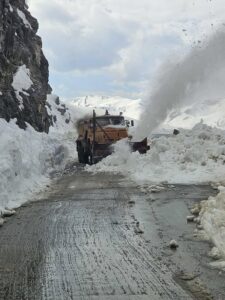 Наноси од снег на патот кон Галичник, апел за внимателност