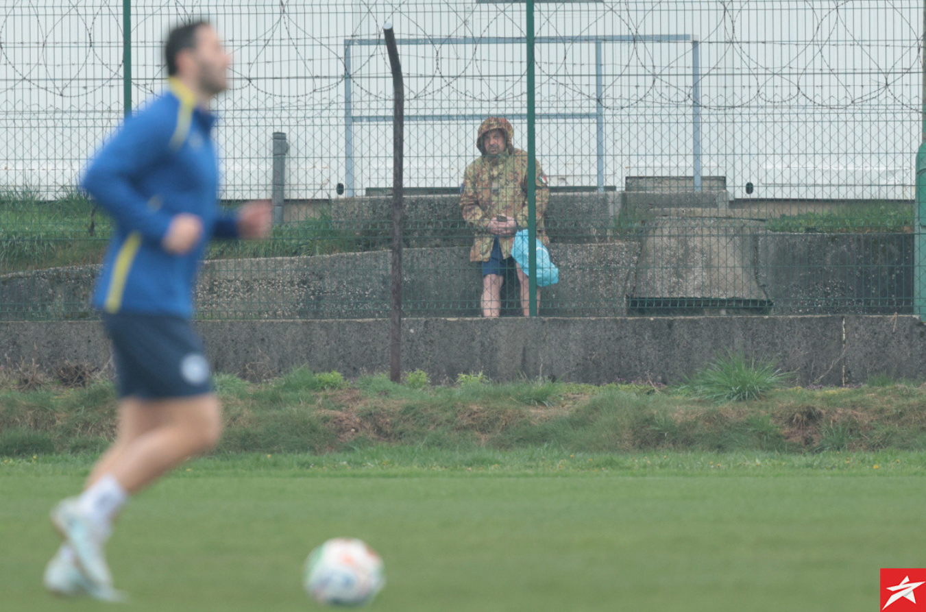 Италијанците испратија шпион да го снима тренингот на Босна и Херцеговина? (ФОТО)