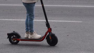 Скопјанка тешко повредена откако ја удрил електричен тротинет, возачката избегала