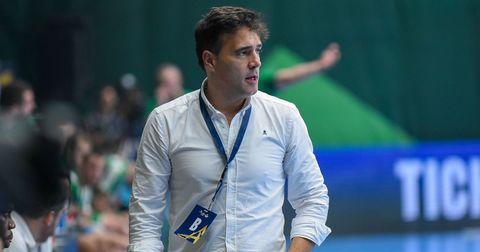 Нереални сцени во Португалија: Поради смрдеа играч и тренер пренесени во болница!