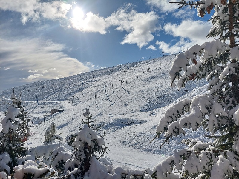 Најстудено на Попова Шапка и 59 сантиметри снег