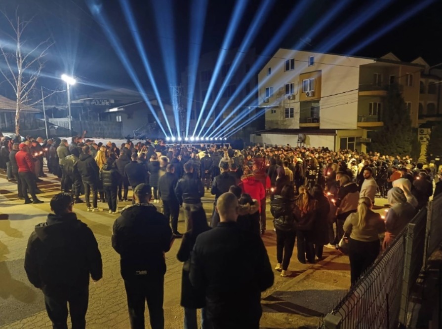 „ПРЕД ДИСКОТЕКАТА БЕА ПОСТАВЕНИ СРЦИЊА СО ИСПИШАНИ ИМИЊА НА ЗАГИНАТИТЕ“: Точно во 2 часот и 32 минути оддадена почит за загинатите во „Пулс“