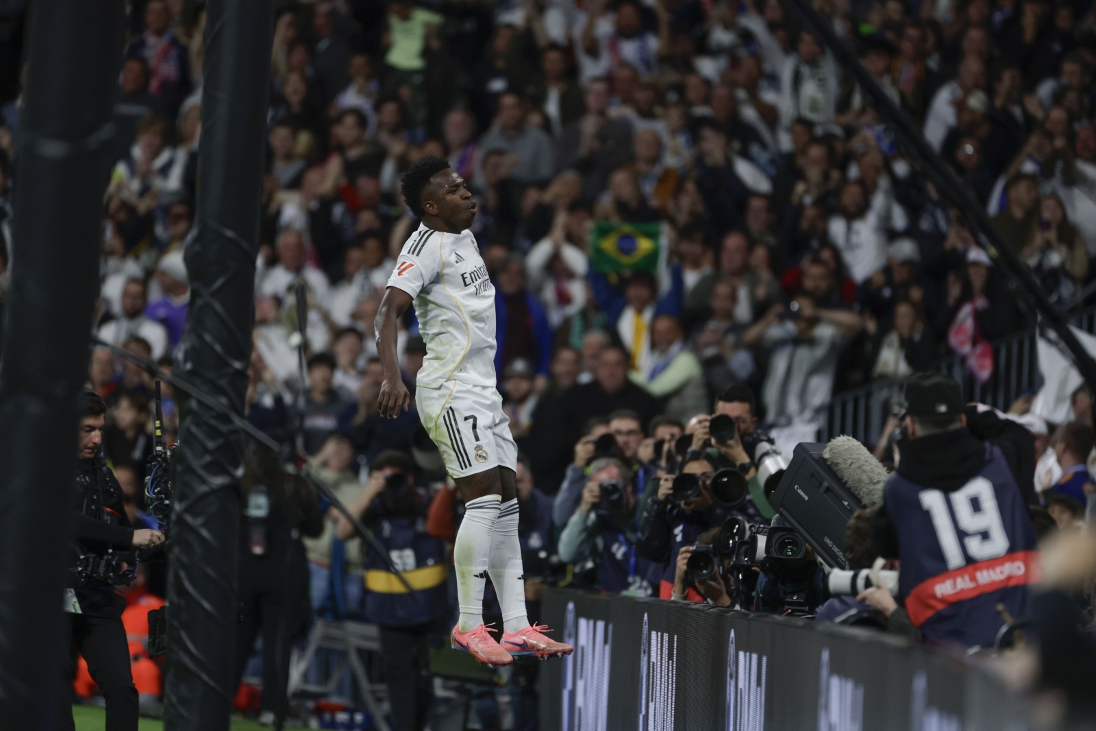 Реал се врати од негатива во мадридското дерби и остана во игра за титулата (ВИДЕО)