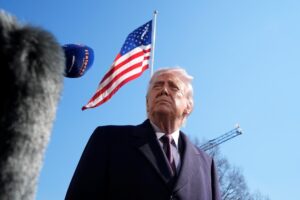 Трамп: Наскоро доаѓа големиот удар