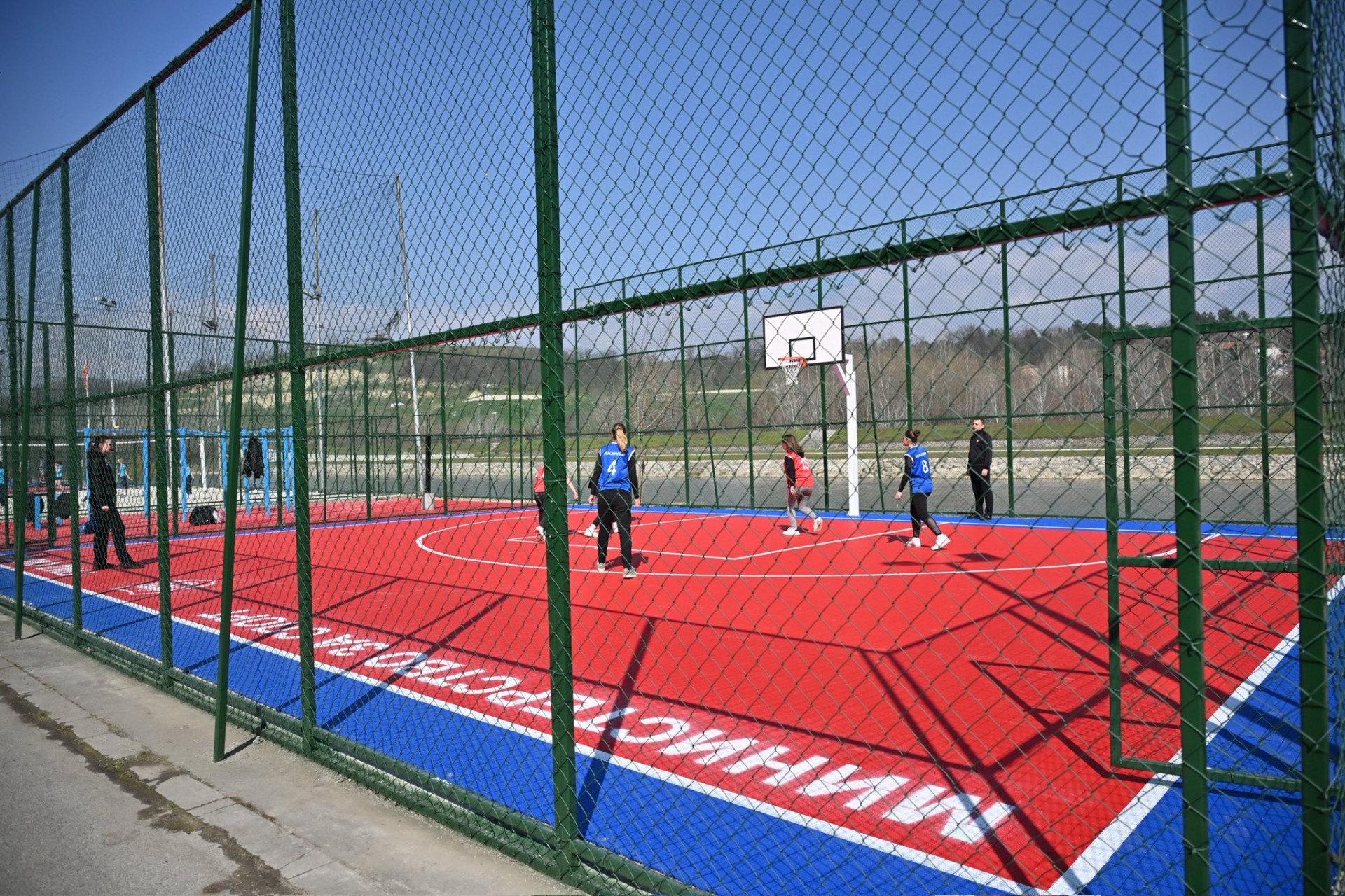 ОРЦЕ УШТЕ ЕДНАШ ЈА НАЈАВИ ГРАДСКАТА ПЛАЖА: Обновени се терените за спорт и рекреација на кејот на вардар