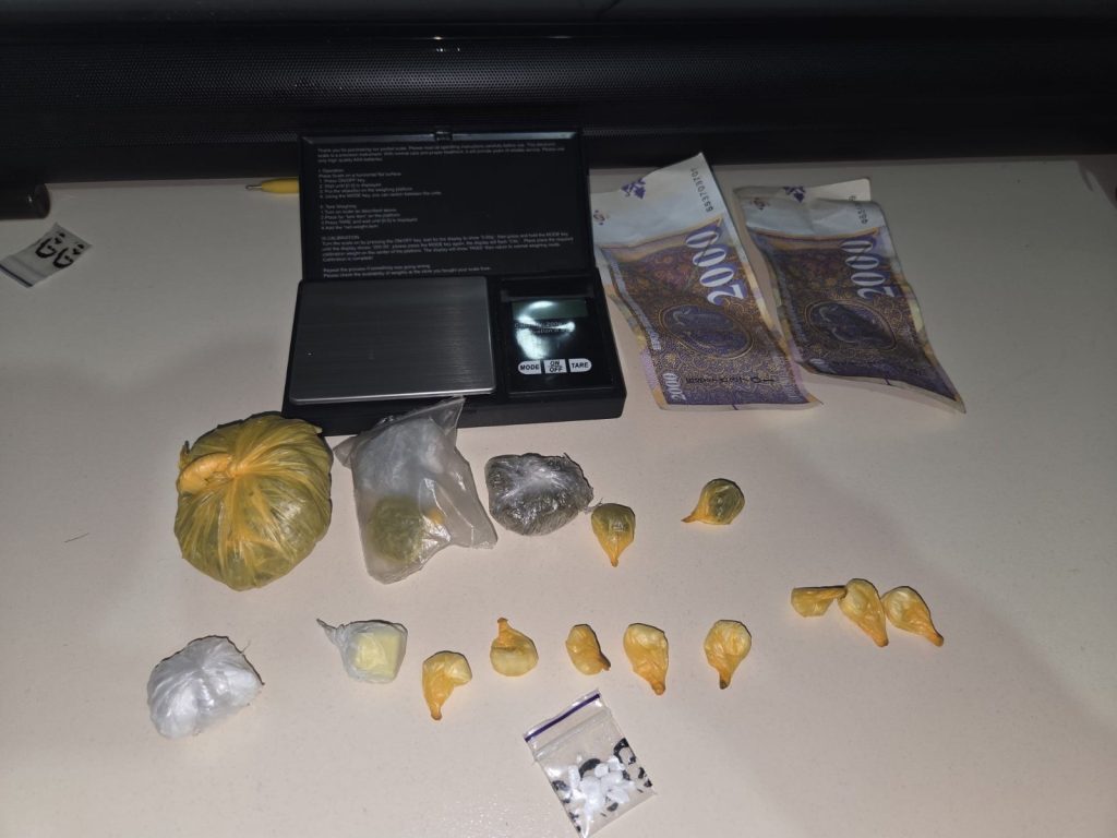 Приведен кумановец, при претрес во домот пронајдени повеќе видови дрога