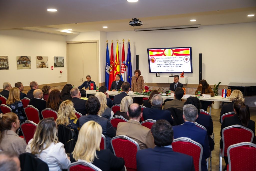 Претседателката во црква пред утрешната посета на Хрватска