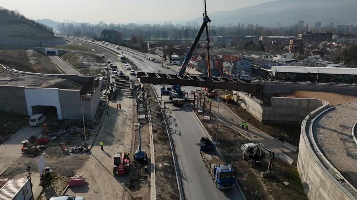 Се поставува мостот кај Момин Поток во Скопје