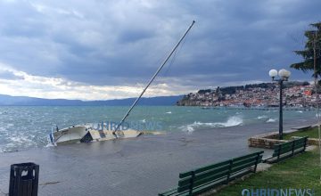 Видео: Југот кој предизвика силни бранови во Охридското Езеро оштети едрилица