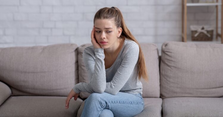 Знаци дека недостатокот на емоционална поддршка во детството остава трага во зрелоста