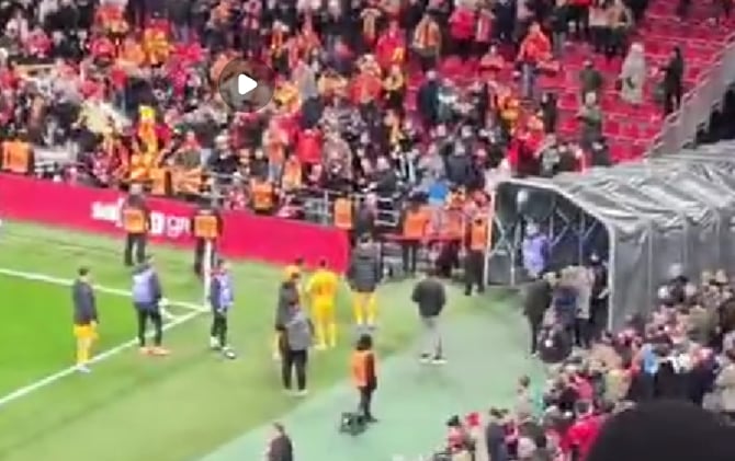 Барди ги врати фудбалерите од тунел за да ја поздрават Фалангата! (ВИДЕО)