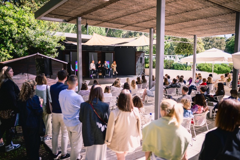 Првите панели на Деновите на комуникации отвораат прашања што индустријата повеќе не сака да ги игнорира