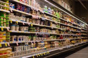 Исфрлете ги од фрижидер: ТРИ млечни производи кои предизвикуваат надуеност и затнување на артериите