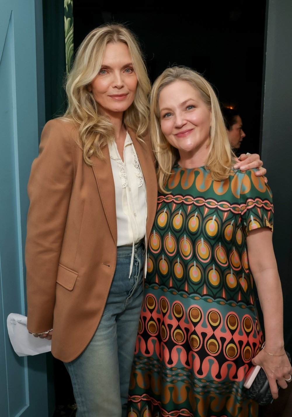 Формула што ги брише годините: Мишел Фајфер покажува како да се носи „тивок луксуз“ во фармерки