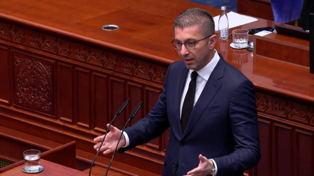 Слободно користете го албанскиот, но македонскиот е официјален јазик во државата – рече Мицкоски во одговор на пратеничко прашање