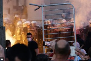 Белград: Инциденти пред Ректоратот, учесниците на протестот ја нападнаа полицијата