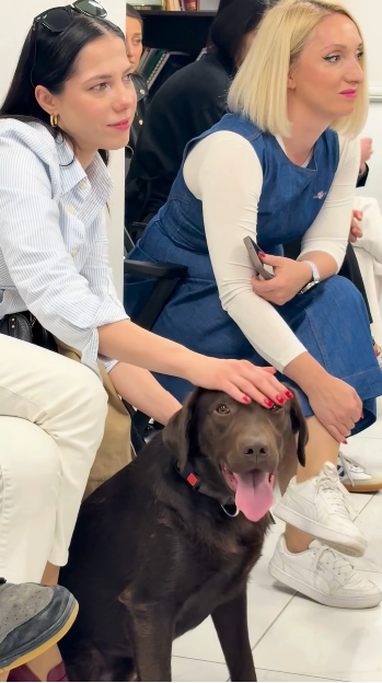 Роџер носи насмевка и чувство на сигурност кај пациентите