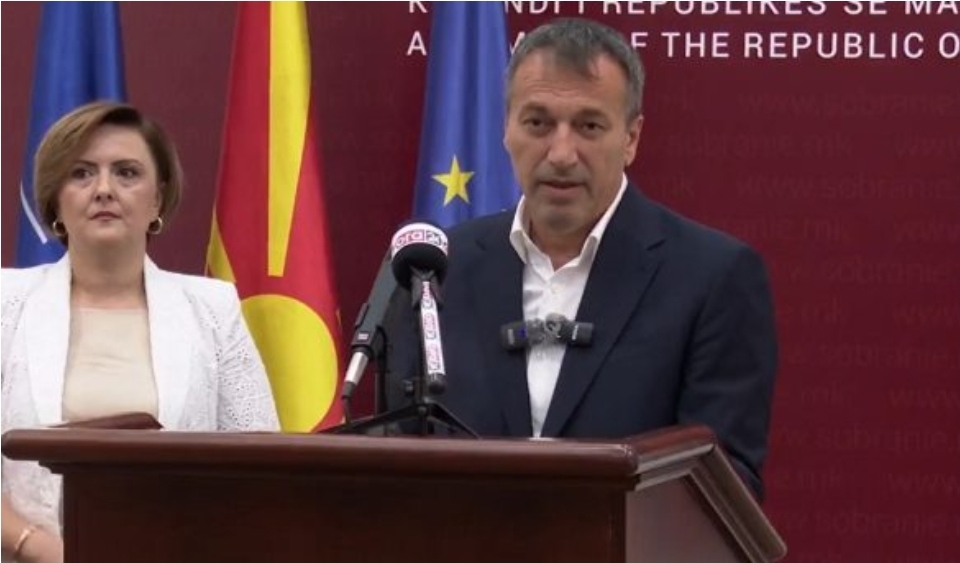 Беџети се пожали дека добивал СМС-пораки од Собранието само на македонски јазик