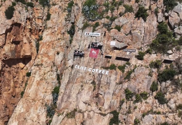 „Најекстремното“ кафуле во светот стана вистински феномен - погледнете каде пијат кафе луѓето