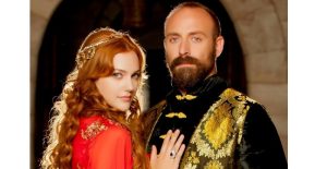 (ВИДЕО+ФОТО) По 12 години ХУРЕМ И СУЛЕЈМАН ПОВТОРНО ГЛУМАТ ЗАЕДНО и сите коментираат КАКО ИЗГЛЕДААТ: Лицата се во преден план и веднаш станува јасно зошто ФАНОВИТЕ се во ЕКСТАЗА