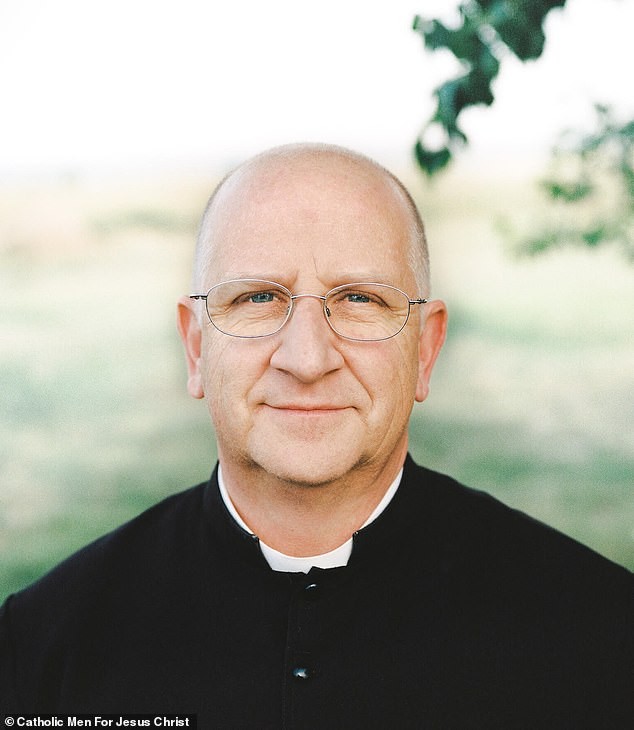 Католички свештеник предупредува: Светот станува совршена сцена за подемот на Антихристот кој ќе владее преку технологија и економијата