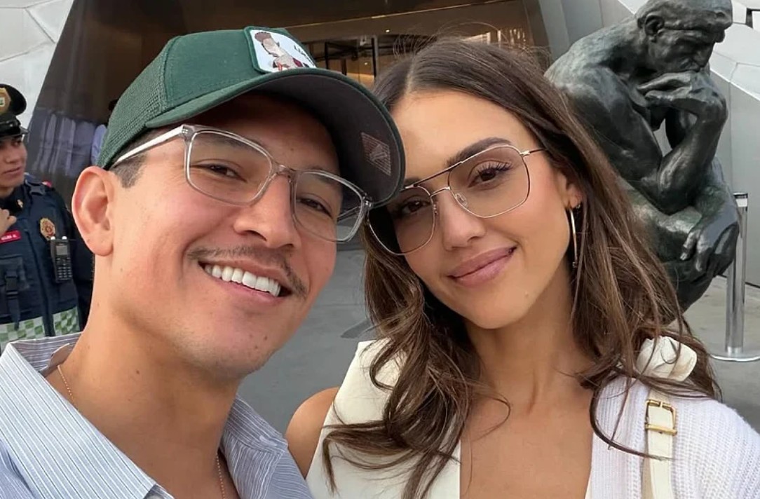 (Фото) Џесика Алба ужива на одмор со 12 години помладото момче, парот отпатува во Мексико