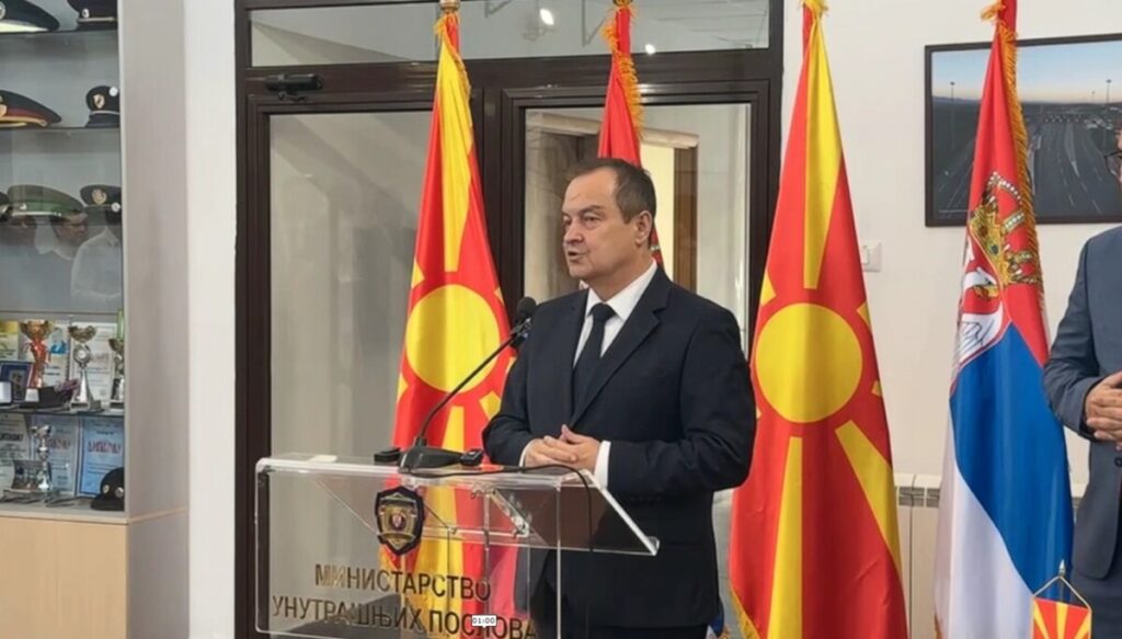 Српскиот министер Дачиќ излезе од болница