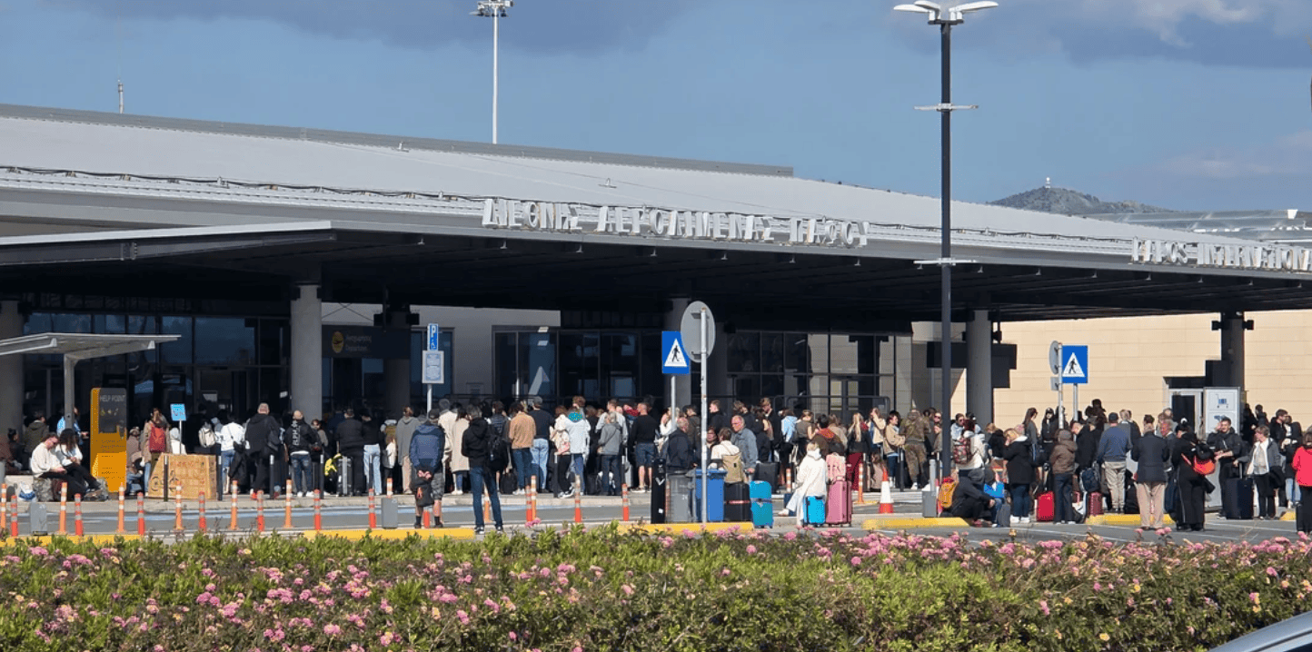 КИПАР ПОД ПРИТИСОК: Жителите се упатуваат за засолништа од бомби, туристите ги откажуваат аранжманите, воени бродови крај островот