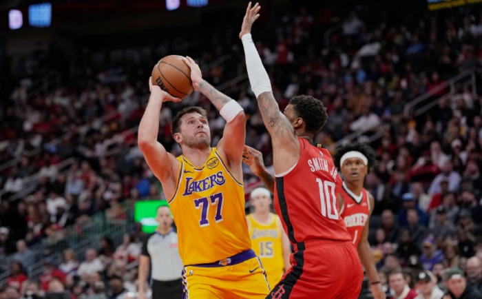 Лука Дончиќ блескаше во победата на ЛА лејкерс во Тексас (Видео)