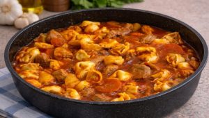 (Рецепт) СВИНСКО МЕСО СО ЗЕЛЕНЧУК И ТЕСТЕНИНИ: Домашно јадење во богат сос