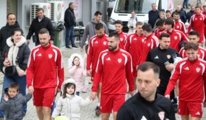 Најмладите им посакаа среќа на фудбалерите пред Данска (ФОТОГАЛЕРИЈА)