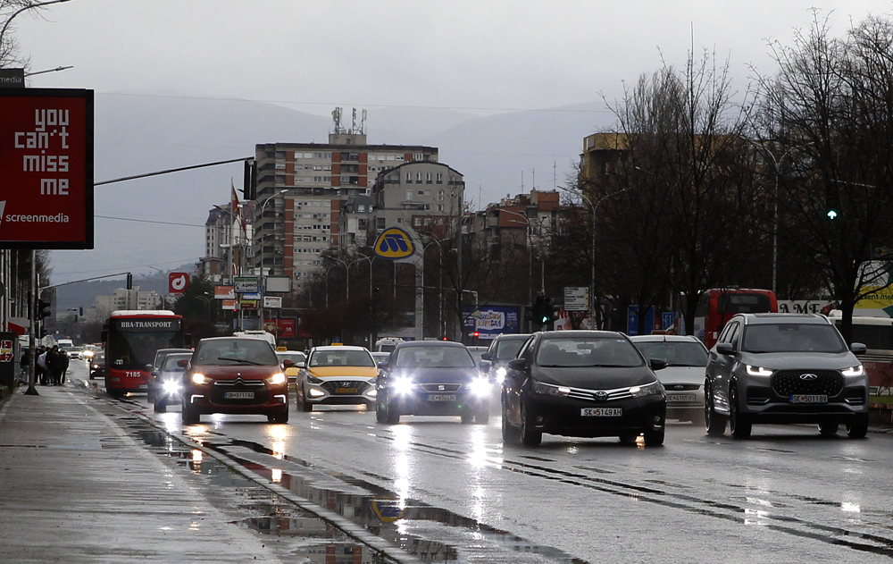 Локални врнежи од дожд, снег на планините и пад на температурите