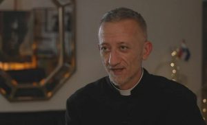 Хрватскиот свештеник кој сними хип-хоп спот стана хит на Балканот – Пробуди се цркво, зар не го гледаш пламенот!