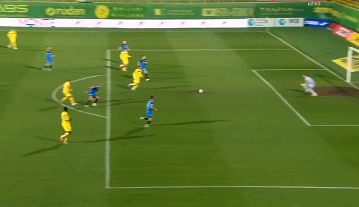 Ова не е видено досега: лошиот терен „даде“ гол за победа (Видео)