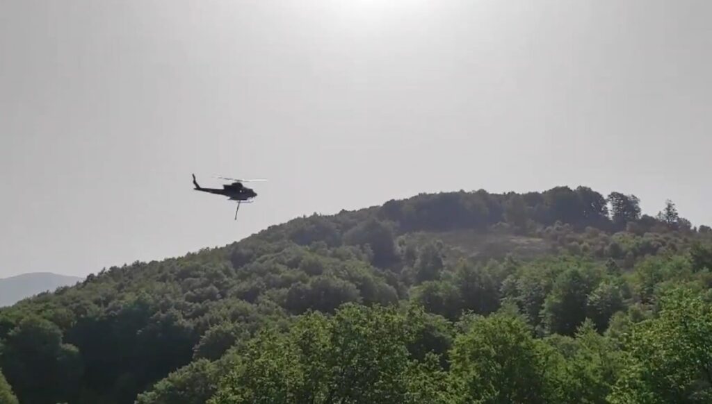 Ангажирани два армиски хеликоптери за пожарот на Јабланица