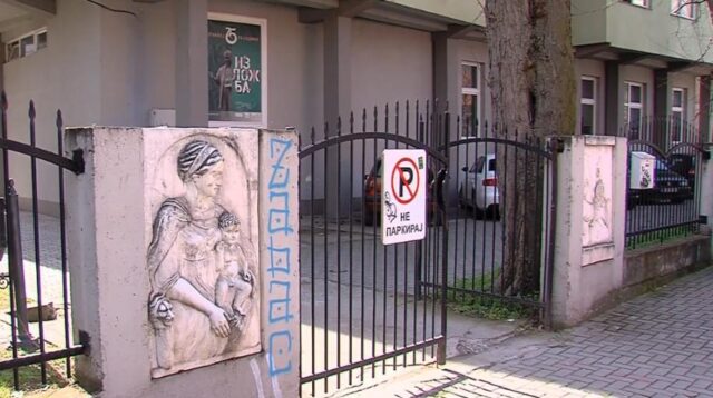 Одземен пасош и забрана за работа за професорот од средното уметничко кој барал полови односи со ученичка