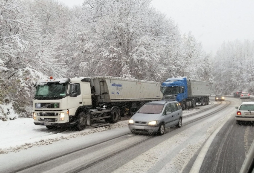Снежните врнежи го парализираа Галичник: Се работи на чистење на снегот, патот не се препорачува за користење