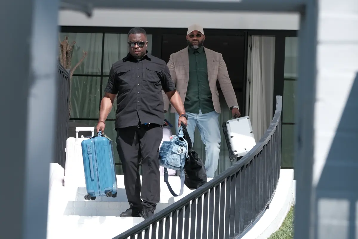 Ријана го напушти Лос Анџелес по пукањето, полицијата го блокираше преминот пред нејзината вила