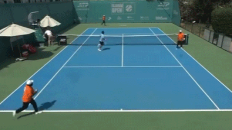 Тенисерите панично бегаа од теренот откако во близина одекна експлозија (Видео)