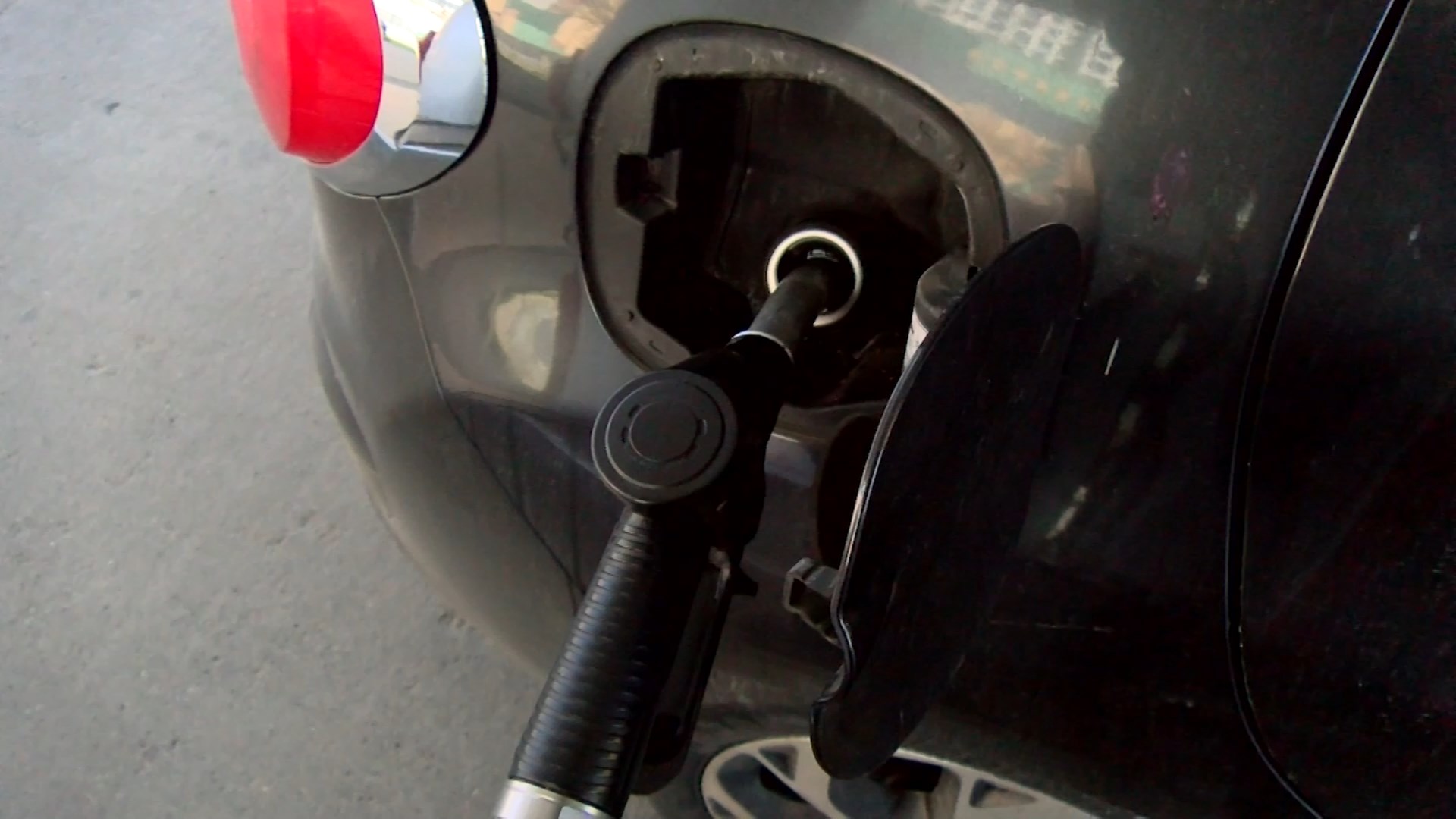 Нов ценовен шок за граѓаните – бензините поскапуваат за 7 денари, дизелот за 6,5 денари по литар