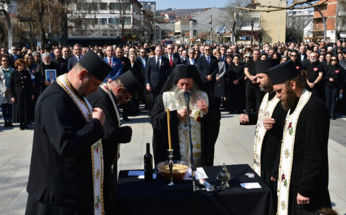 Молитва за упокоените, гласна тишина и шеесет и три столчиња во Паркот на револуцијата во Кочани