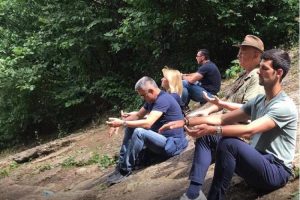 (ФОТО) Ѓоковиќ медитираше на „Босанската пирамида“ пред натпреварот меѓу Босна и Херцеговина и Италија во Зеница