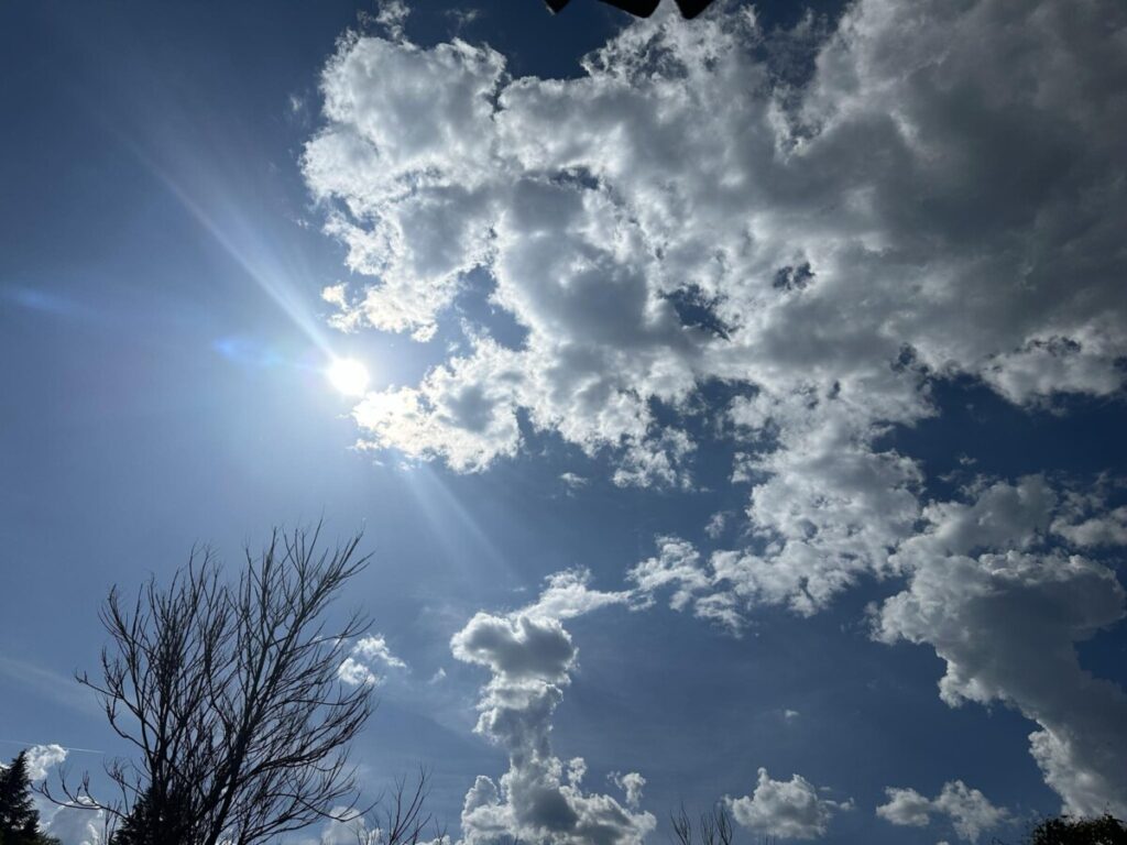 Променливо облачно со сончеви периоди, температурите до 18 степени