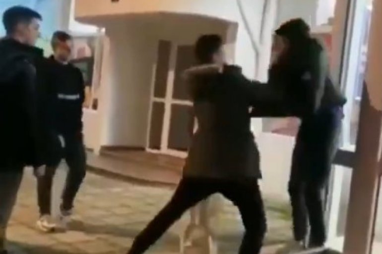 Маж нападнат од четири лица во подземна гаража во Центар, едниот носел оружје