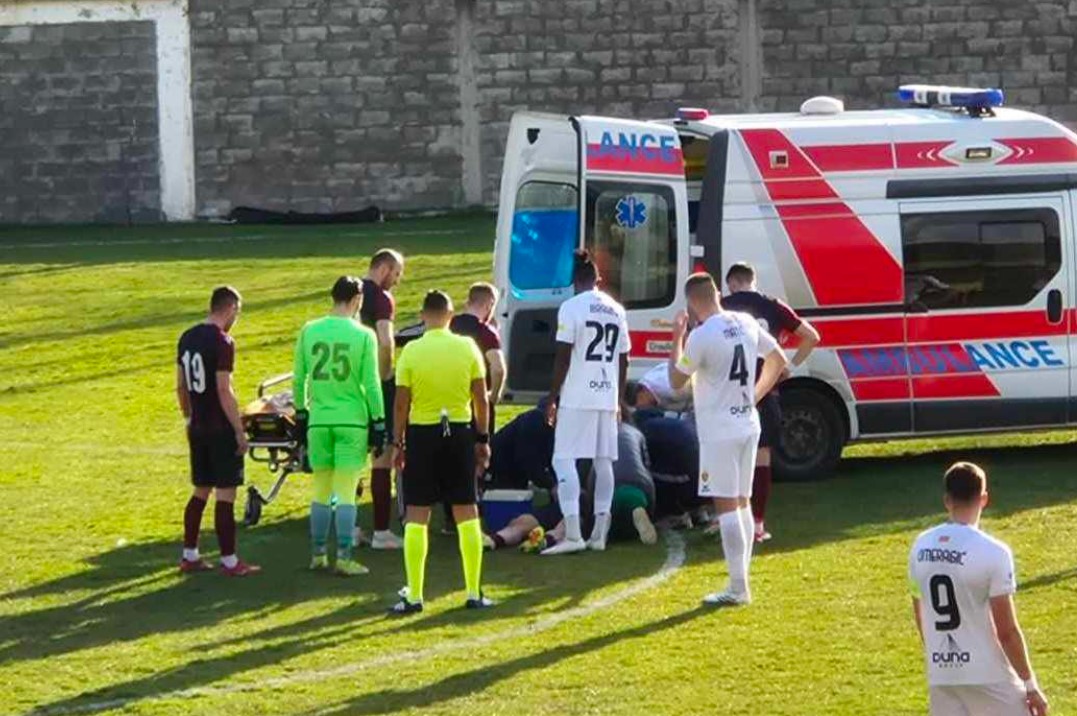 Непријатна сцена во Кратово: Брза помош влезе на терен по фудбалер на Силекс (ВИДЕО)