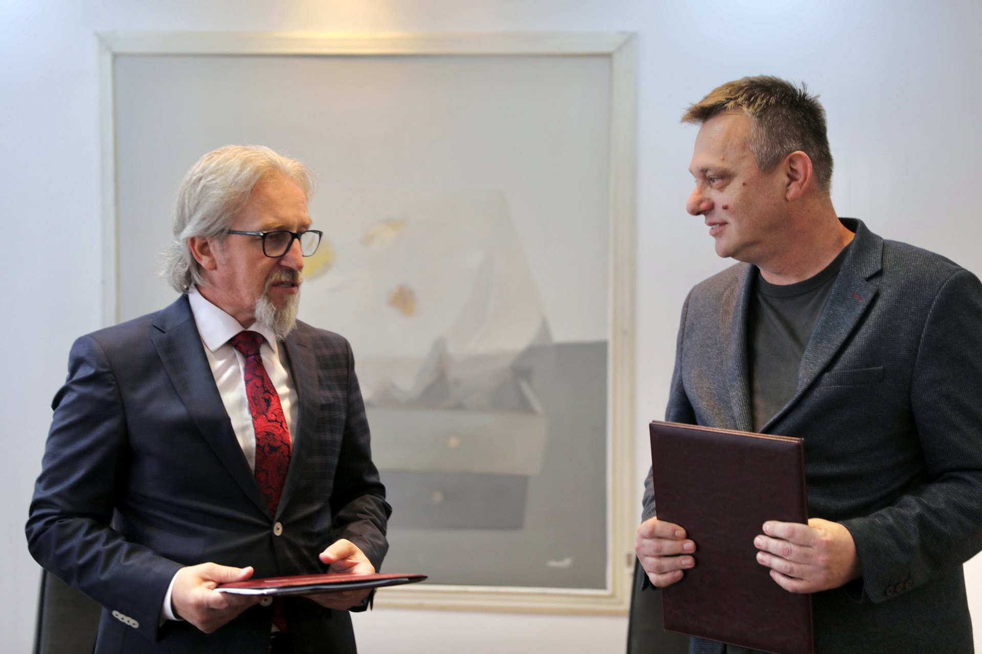 Колективниот договор носи раст на платите за 21 % и низа бенефити за административните службеници